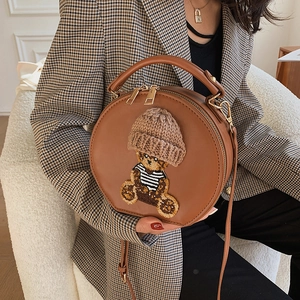 Braune runde Teddybär-Handtasche mit gestreiftem Pullover-Detail und Gurt