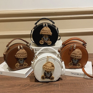 Runde Mini-Handtasche aus Kunstleder mit 3D-Strickbär und elegantem goldener Reißverschluss