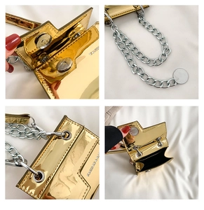 Détails du mini sac doré brillant avec gaufrage et détails de la chaîne argentée