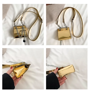 Vue détaillée du mini sac carré doré brillant avec finition miroir et chaînes