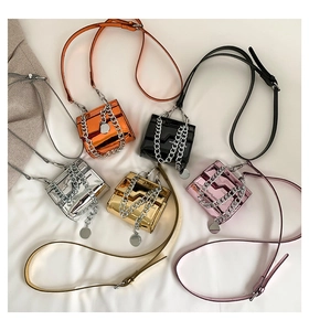 Vue à plat de mini sacs à chaîne en orange, noir, argent, doré et rose brillant