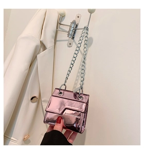 Détail du mini sac bandoulière rose métallisé brillant avec chaîne argentée et logo
