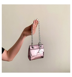 Détail du mini sac rose métallisé en cuir verni avec anse chaîne argentée et fini brillant
