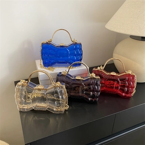 Sac à bandoulière chic en acrylique en forme de nœud avec chaîne dorée multicolore