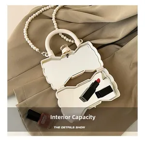 Dettaglio pochette in acrilico bianco con specchio interno e manico in perle