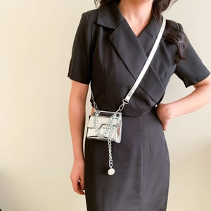 Mini sac bandoulière argenté brillant avec grosse chaîne et breloque ronde pour femme