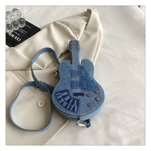 Détail du sac bandoulière en denim en forme de guitare avec broderie et sangle réglable