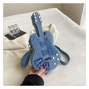 Détail du sac bandoulière en denim en forme de guitare avec rivets et patchwork