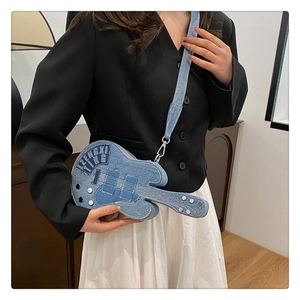Détail du sac bandoulière en denim en forme de guitare avec broderies et rivets