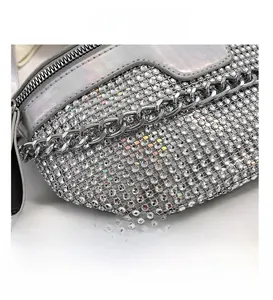 Macro di borsa da sera in rete d'argento con strass di lusso e catena in metallo