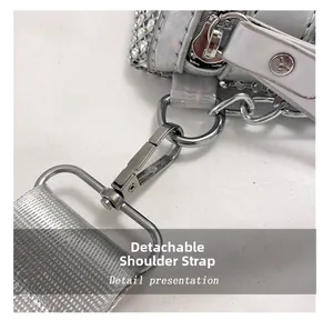 Dettaglio del moschettone in metallo rimovibile e della tracolla per borsa con strass