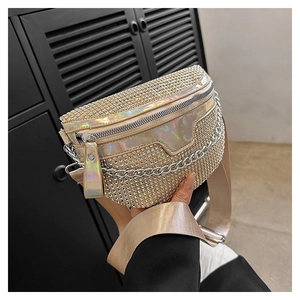 Dettaglio del marsupio con strass champagne con finiture laser arcobaleno e catena