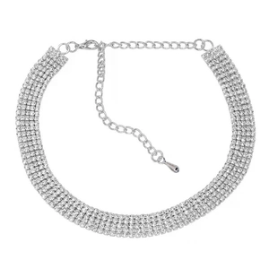 Elegante girocollo a 5 file di strass argentati con catenella regolabile e chiusura a moschettone