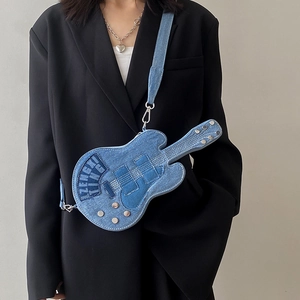 Sac bandoulière créatif en forme de guitare en jean bleu avec clous métalliques