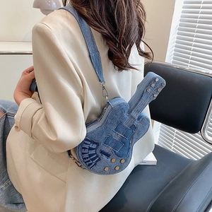 Sac bandoulière créatif en denim en forme de guitare avec rivets sur un modèle