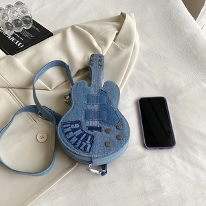 Sac bandoulière créatif en denim bleu en forme de guitare avec des clous métalliques
