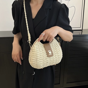 Elegante borsa in paglia intrecciata con patta in pelle marrone per spiaggia o viaggi