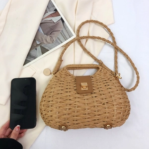 Borsa a mano in paglia intrecciata con patta in pelle e chiusura dorata