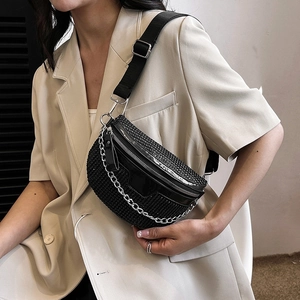 Marsupio a mezzaluna nero alla moda con strass e tracolla regolabile per donna