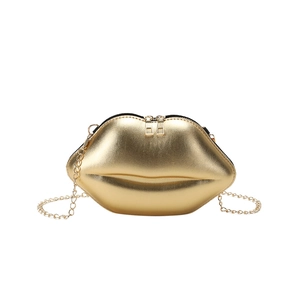 Sac bandoulière doré en forme de lèvres avec chaîne dorée et double fermeture éclair