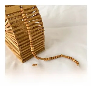 Détail de la sangle en perles de bois et structure tissée en bambou naturel