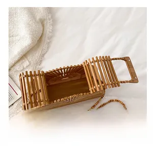 Détail de l'intérieur du sac en bambou tressé et de sa bandoulière en perles de bois