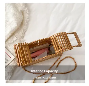 Détail de l'intérieur d'un sac en bambou fait main montrant l'espace de rangement