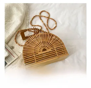 Détail du sac en bambou semi-circulaire avec bandoulière en perles de bois naturel