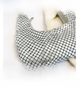 Gros plan sur la texture des paillettes métalliques argentées et zip de précision