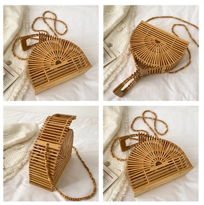 Détail du sac bandoulière demi-lune en bambou avec bandoulière en perles de bois et ajouré