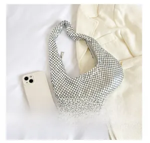 Sac hobo à paillettes argentées montrant sa capacité avec un téléphone intelligent