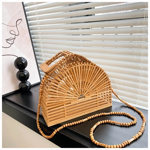 Détail du sac vintage en bambou demi-cercle avec bandoulière perlée et ajouré