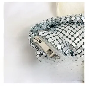 Détail du zip en métal argenté fluide sur le sac à bandoulière vintage en maille argentée