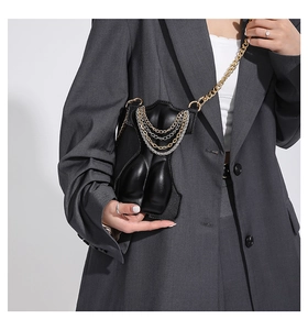 Détail du sac bandoulière créatif en forme de torse avec chaînes métalliques superposées