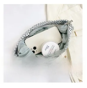 Vue détaillée montrant la grande capacité intérieure du sac à bandoulière à paillettes argent