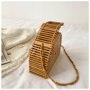 Détail du sac en bambou semi-cylindrique avec bandoulière en perles de bois naturel