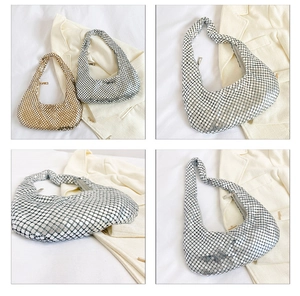 Détail de sacs hobo à paillettes métalliques dorées et argentées à texture mesh