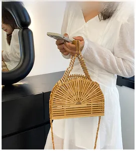 Détail d'un sac à main en bambou fait main avec bandoulière perlée et ajourée