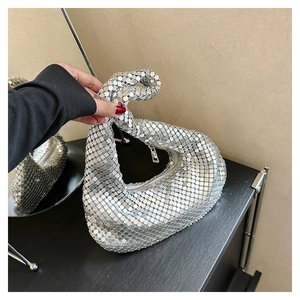 Détail d'un sac à main à paillettes argentées avec texture en maille métallique