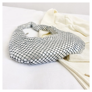 Détail du sac hobo en résille à paillettes argentées avec fermeture éclair en métal