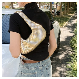 Vue extérieure du sac hobo doré métallique avec une texture à paillettes étincelantes