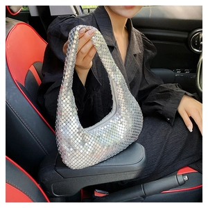Détail du sac hobo en sequins métalliques argentés avec une surface scintillante