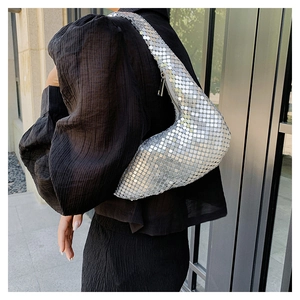 Détail du sac hobo argenté avec disques métalliques et sequins réfléchissants brillants