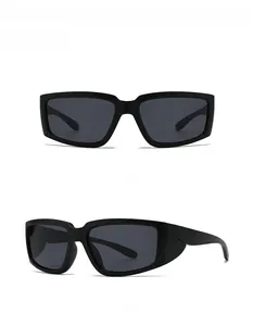 Vue de face et à 45 degrés de lunettes de soleil rectangulaires noires à branches larges