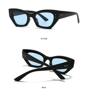 Détail de lunettes de soleil œil-de-chat noires avec verres bleus vues de côté et de dos
