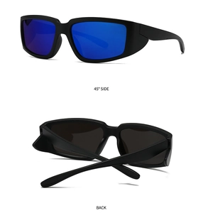 Vue détaillée de lunettes de soleil de sport carrées avec verres miroirs bleus