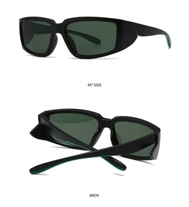 Détail de lunettes de soleil carrées avec monture noire et accents verts sur les branches