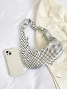 Sac hobo argenté à paillettes métalliques en forme de croissant au style rétro
