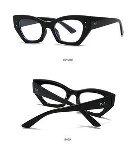 Vue détaillée de lunettes de soleil ovales noires avec logo RB en métal argenté