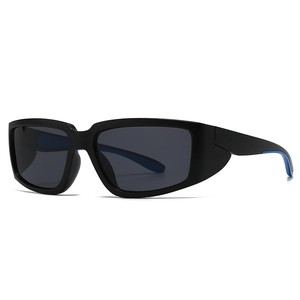 Lunettes de soleil carrées noires avec détails bleus et verres foncés en vue à 45 degrés